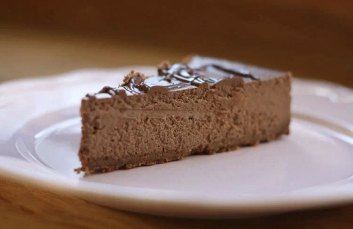 Ингредиенты: 300 г творога, 100 мл йогурта, 2 яйца, 200 г переспевшего банана, 75 г арахисовой пасты, 15 г какао.
Приготовление: Взбей все ингредиенты в блендере до однородности. Выложи массу в форму и выпекай час при 160 градусах. Оставь чизкейк остывать в духовке. 