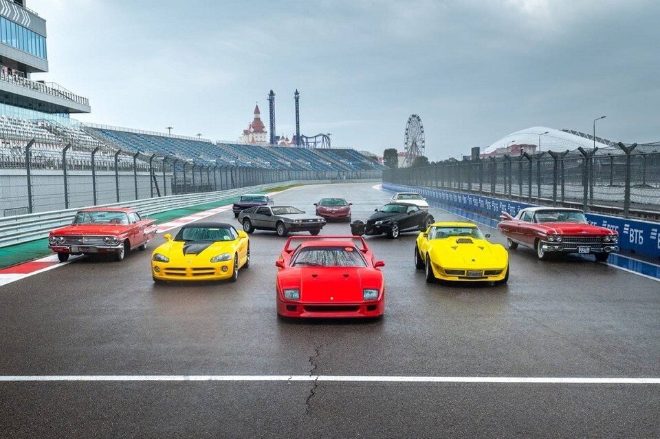     Заезд сопровождался театральным перфомансом. Фото: rosgonki.ru/en