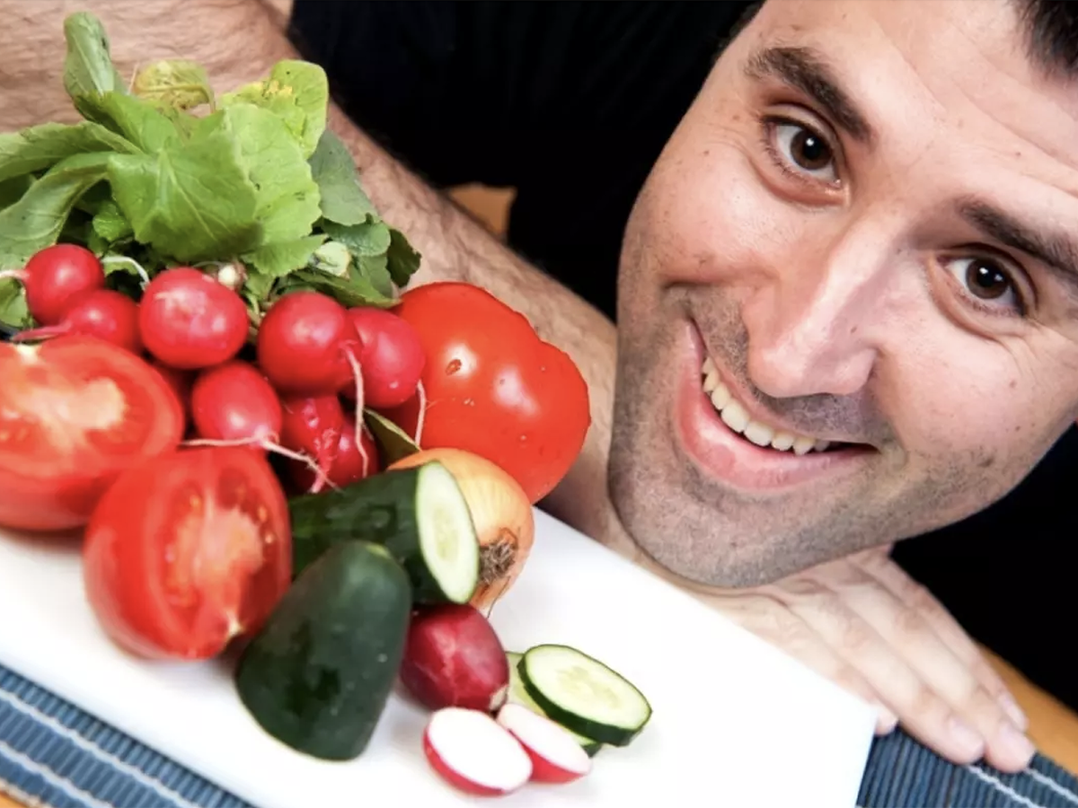 Здоровье мужчины продукты. Человек ест овощи. Человек овощ. Здоровое питание для мужчин. Правильное питание для мужчин.