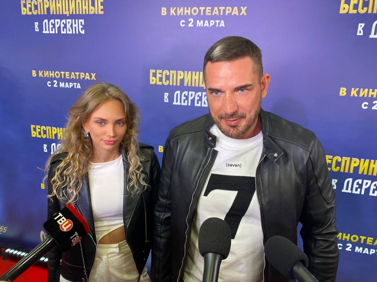 Курбан Омаров с молодой возлюбленной на премьере фильма 