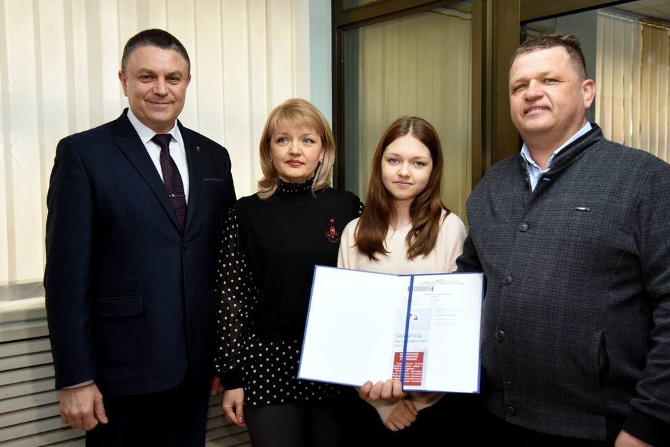     Первый полис ОМС вручили семье Шкляровых из Луганска. Фото: Администрация Главы ЛНР