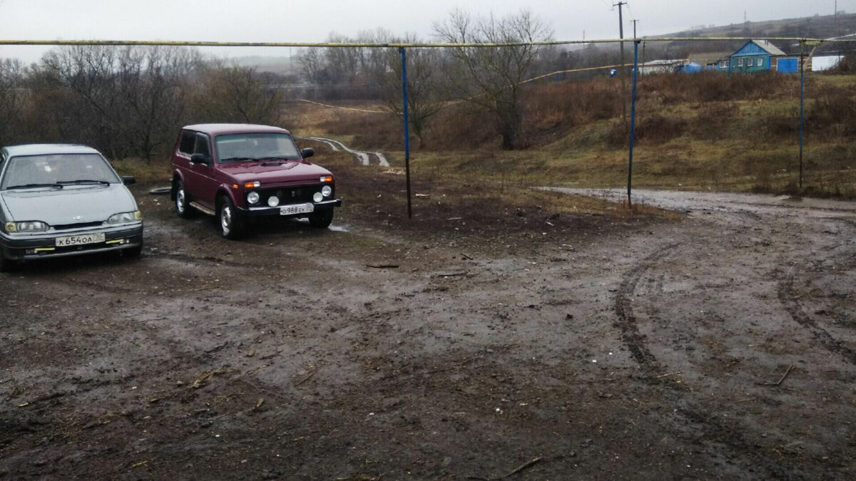     В маленьких населенных пунктах Удмуртии, где небольшой трафик движения, строить асфальтовые дороги не будут. Такой ответ на вопрос жительницы региона в эфире радио «Россия/Удмуртия» 2 марта дал министр транспорта и дорожного хозяйства республики Алексей Горбачев.