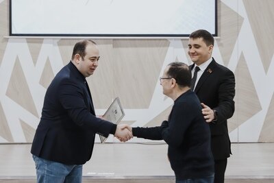    Глава городского округа Химки Дмитрий Волошин вручает премию «Преодоление» жителям с ОВЗ © Пресс-служба администрации г.о. Химки
