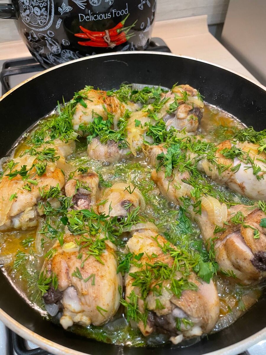 Куриные голени с луком на сковороде
