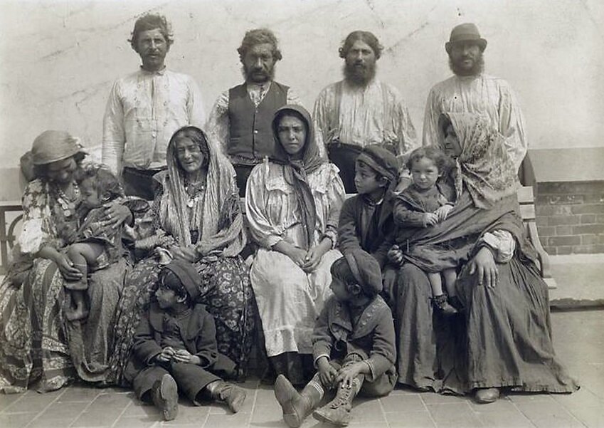  Несмотря на то, что цыганские браки считались самыми крепкими, измены среди представителей этого этноса все же встречались.