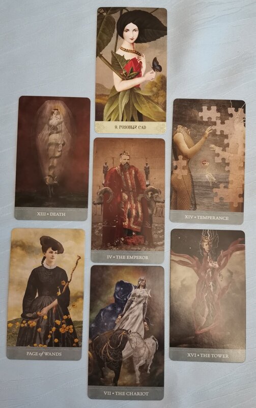 Таро "Хранители снов" и вверху оракул "Мистические моменты". Фото автора.