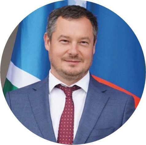 Дмитрий Андреевич Нисковских, глава Сысертского городского округа. 
 Родился 27 января 1982 г. в Среднеуральске.   
 Образование 
 Окончил Екатеринбургский филиал Академии Государственной противопожарной службы МЧС России (2002), Уральскую государственную юридическую академию (2009).   
 Карьера 
 В 2001-2002 гг. — слесарь на заводе «Уралэлектромедь». В 2002-2005 гг. — начальник караула пожарной части. В 2005-2006 гг. — учредитель, директор некоммерческого партнерства «СПОРТ-ИНВЕСТ». Победитель политического проекта ВОО «Молодая Гвардия Единой России» «ПолитЗавод 2006». С 2006 по 2010 гг. — депутат Законодательного Собрания Свердловской области. В 2010-2017 гг. — в органах исполнительной власти Свердловской области: советник председателя правительства области, зам. министра строительства и развития инфраструктуры, зам. министра, а затем министр инвестиций и развития. В августе 2017 г. впервые избран по конкурсу главой Сысертского городского округа. В 2022 г. переизбран на должность. Мастер спорта России по лыжным гонкам.📷
