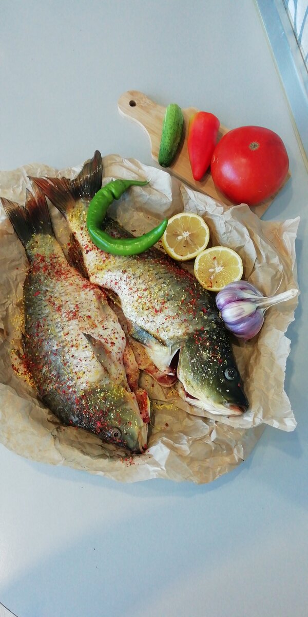 Рыбу почистить от чешуи, вынуть жабры, хорошо промыть в холодной воде.Приготовить маринад: соевый соус, сок лимона, раст масло, перец, приправа для рыбы.хорошо смазать рыбу маринадом, дать постоять 30 мин. Затем кладем на пергамент и в духовку на 40 минут.Быстро и вкусно!приятного аппетита, будьте здоровы!💕