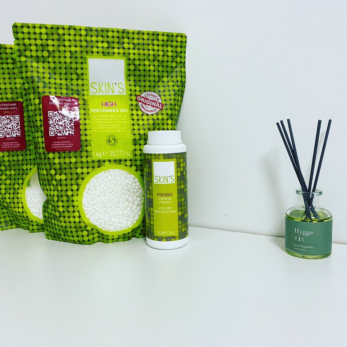 SKIN`S — это профессиональные полимерные ароматизированные воски для депиляции обширных зон тела, лица, нежных участков кожи и зоны бикини, а также сопутствующие косметические средства (лосьоны, гели, масла, пудра).Вся продукция содержит высококачественные органические компоненты — экстракты алоэ, мяты, ромашки, календулы, зверобоя и других растений. В отличие от многих средств восковой депиляции полимеры SKIN'S не содержат канифоль и иные вредные вещества.