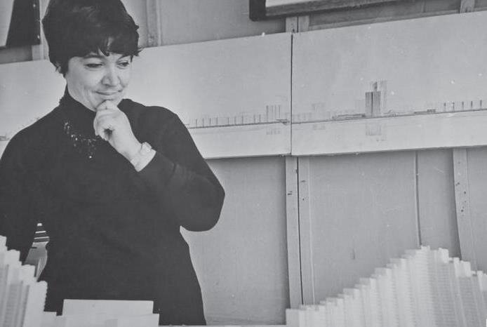 Римма Алдонина у макета, 1971 год