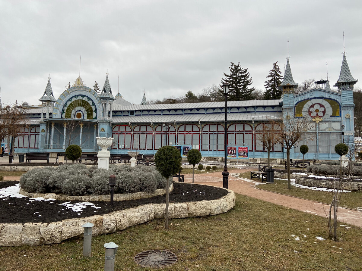 В парке Цветник находится одно из самых красивых и узнаваемых  зданий Пятигорска -Лермонтовская галерея. Голубое здание с ажурным металлом, разноцветным стеклом и башенками сразу привлекает внимание.