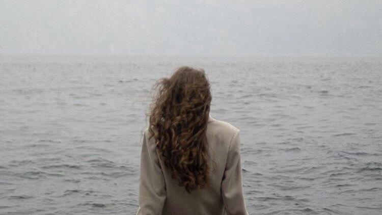 Фото девушки у моря