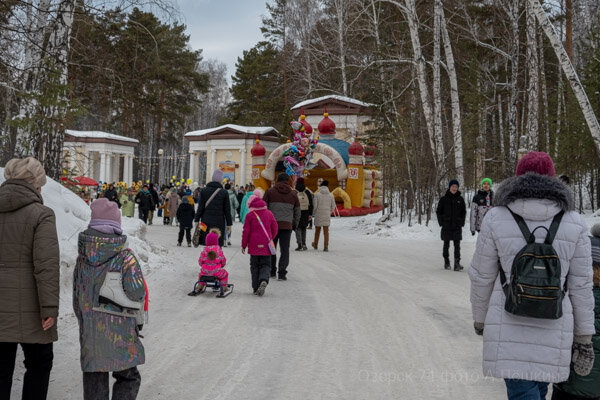 Народ собирается.