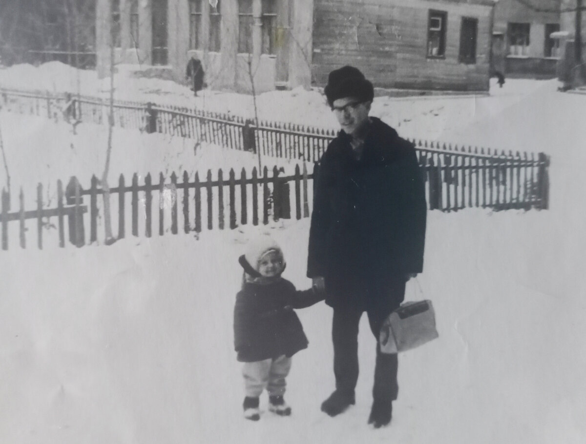С папой. Москва, Горлов тупик, около дома 6. Фото из архива автора