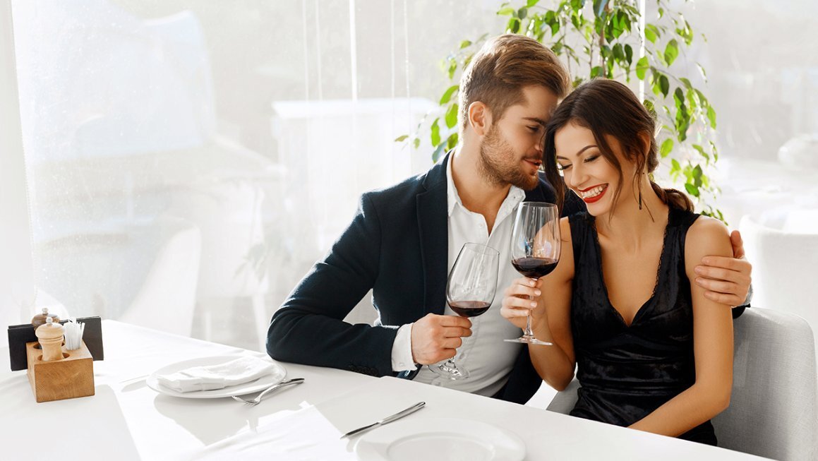 Prepare date. Женщина на кухне. Пара в ресторане. Мужчина на кухне. Prepare date.