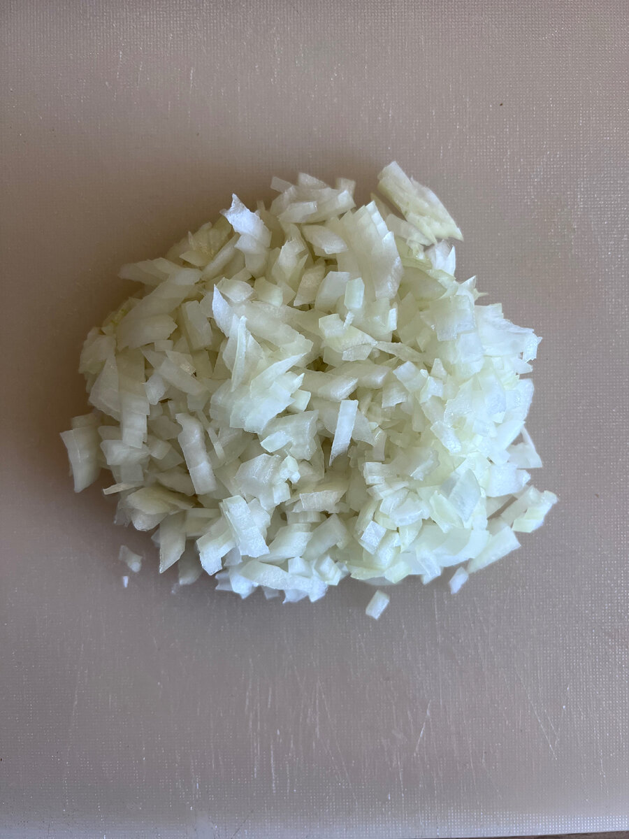 Шаг 2: нарезаем лук 🧅 