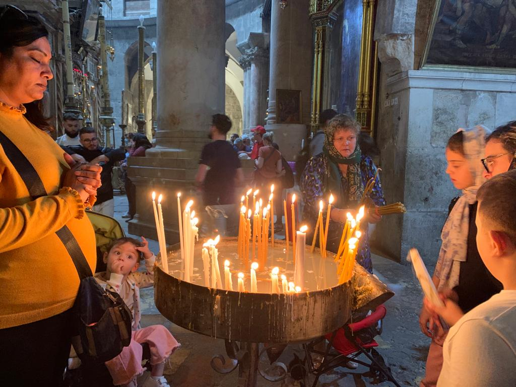 Свечи в храме на торжество Православия