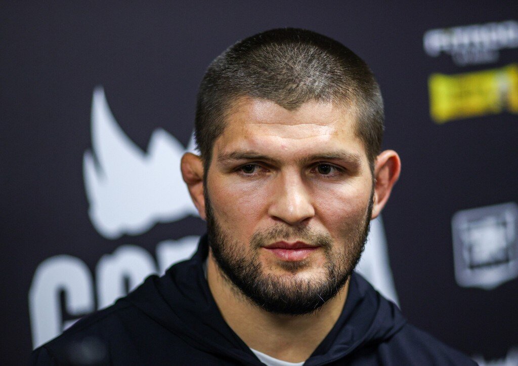 Хабиб Нурмагомедов показал, как играет в регбол

Бывший российский боец смешанных единоборств, экс-чемпион американского промоушена UFC в лёгкой весовой категории Хабиб Нурмагомедов опубликовал новый пост на своей странице в социальных сетях, где показал подписчикам кадры игры в регбол — спортивной игры, включающей в себя элементы борьбы, регби и баскетбола.

Хабиб показал, как играет в регбол:

Хабиб Нурмагомедов провёл свой последний поединок в профессиональных смешанных единоборствах в октябре 2020 года с американцем Джастином Гэтжи и выиграл удушающим приёмом, в очередной раз защитив титул.

 Об этом сообщает "Рамблер". 