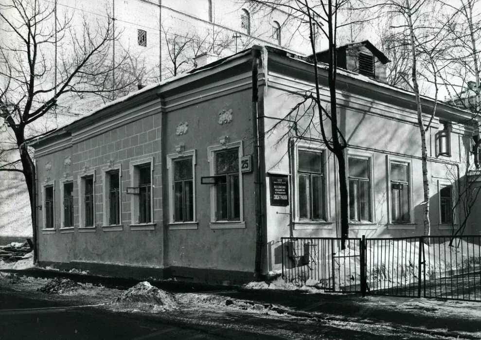 Гагаринский переулок. Ул Рылеева Москва. Дом летчика б. и. Россинского.. Гагаринский переулок дом старых Большевиков. Улица Рылеева Москва фотографии 1980-х.