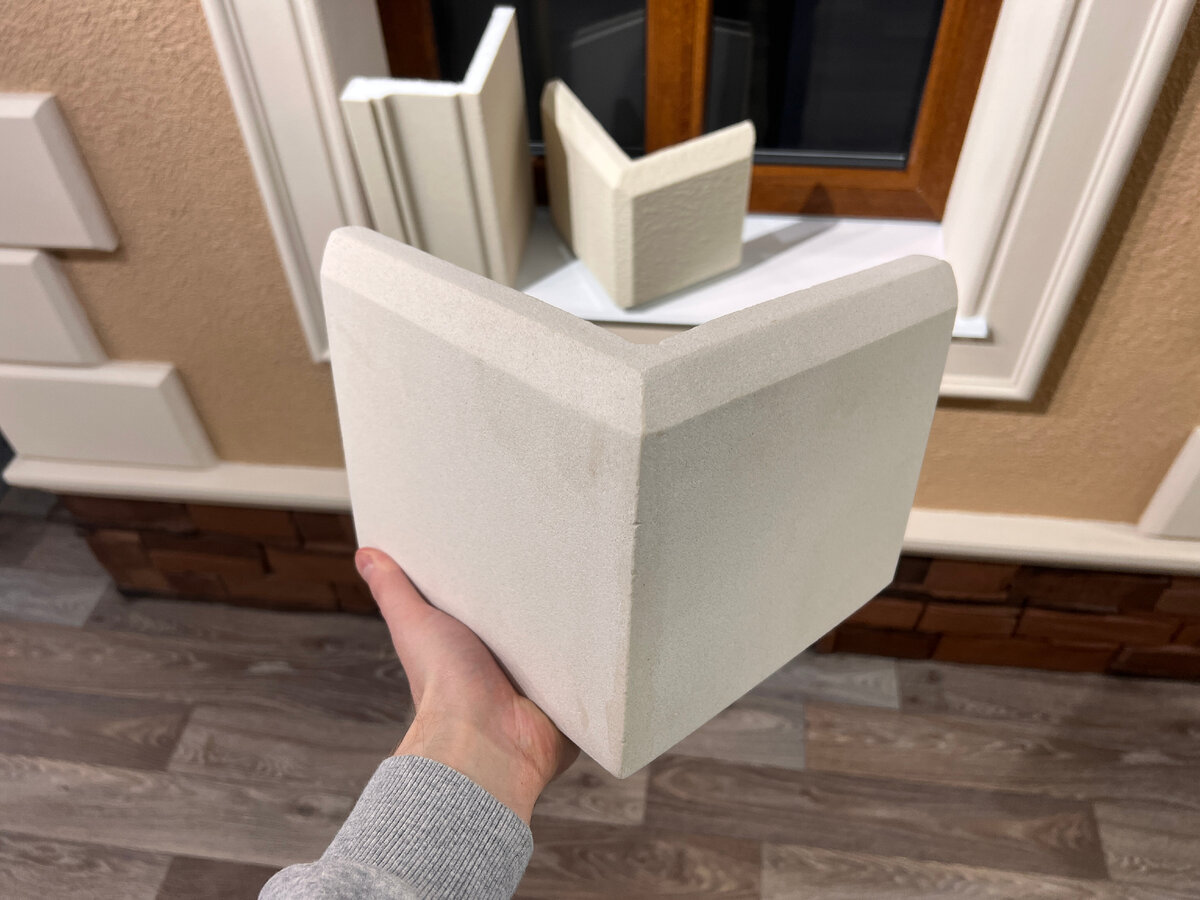 рустовый камень в руке