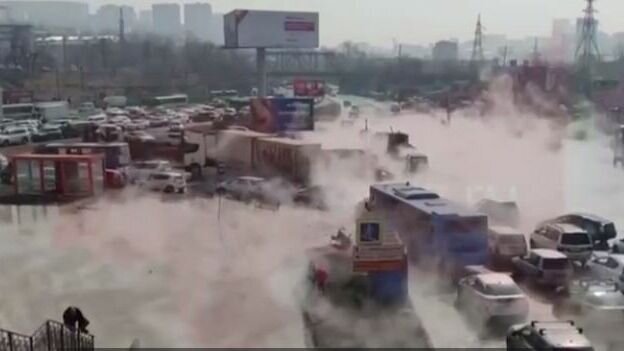     Во Владивостоке из-за порыва теплотрассы площадь Луговая оказалась практически затоплена кипятком. Пешеходы, спускаясь с надземного перехода на улице Ивановской, с трудом выискивают куда ступить, чтобы не намокнуть. Водители с трудом пересекают подтопленный участок — боятся «схватить» гидроудар.