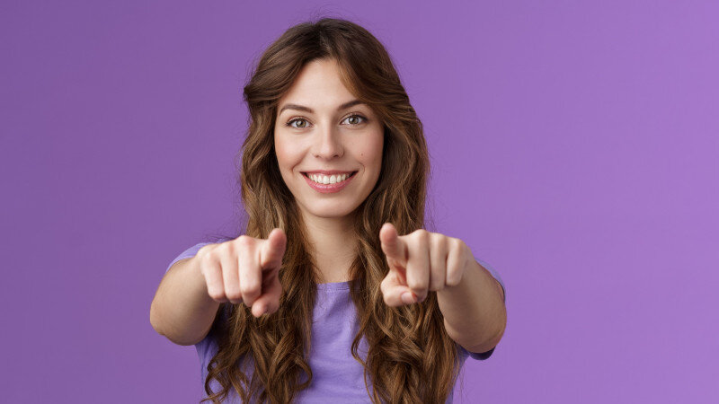     Уверенная в себе девушка. freepik.com/benzoix