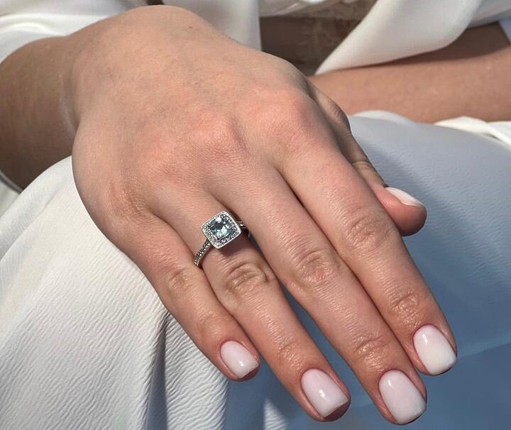 Белое золото 585 пробы с родиевым покрытием. Вставка: аквамарин весом 0,96 ct. Бриллианты круг А57, хар-ка 3/5 общим весом 0,31 ct. Размер: 18,0. Вес: 3,95 гр.