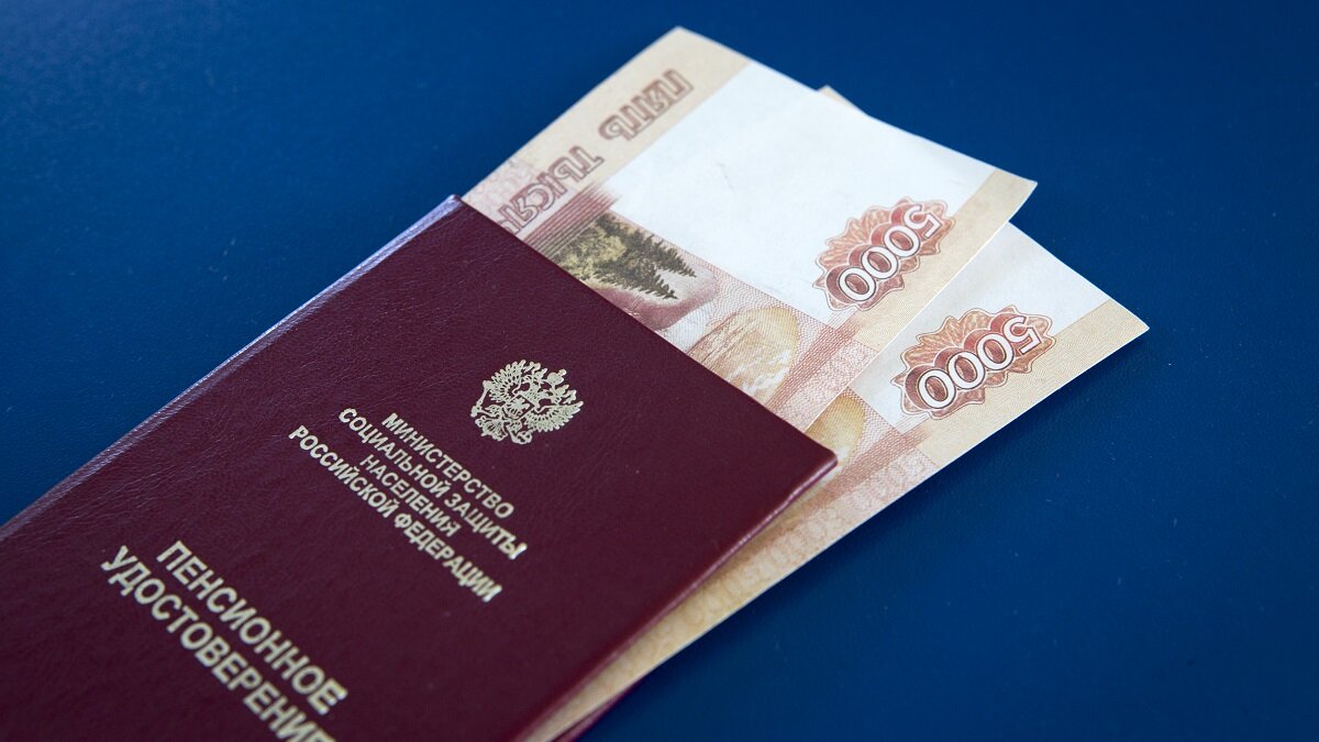    Кому положено сразу две пенсии