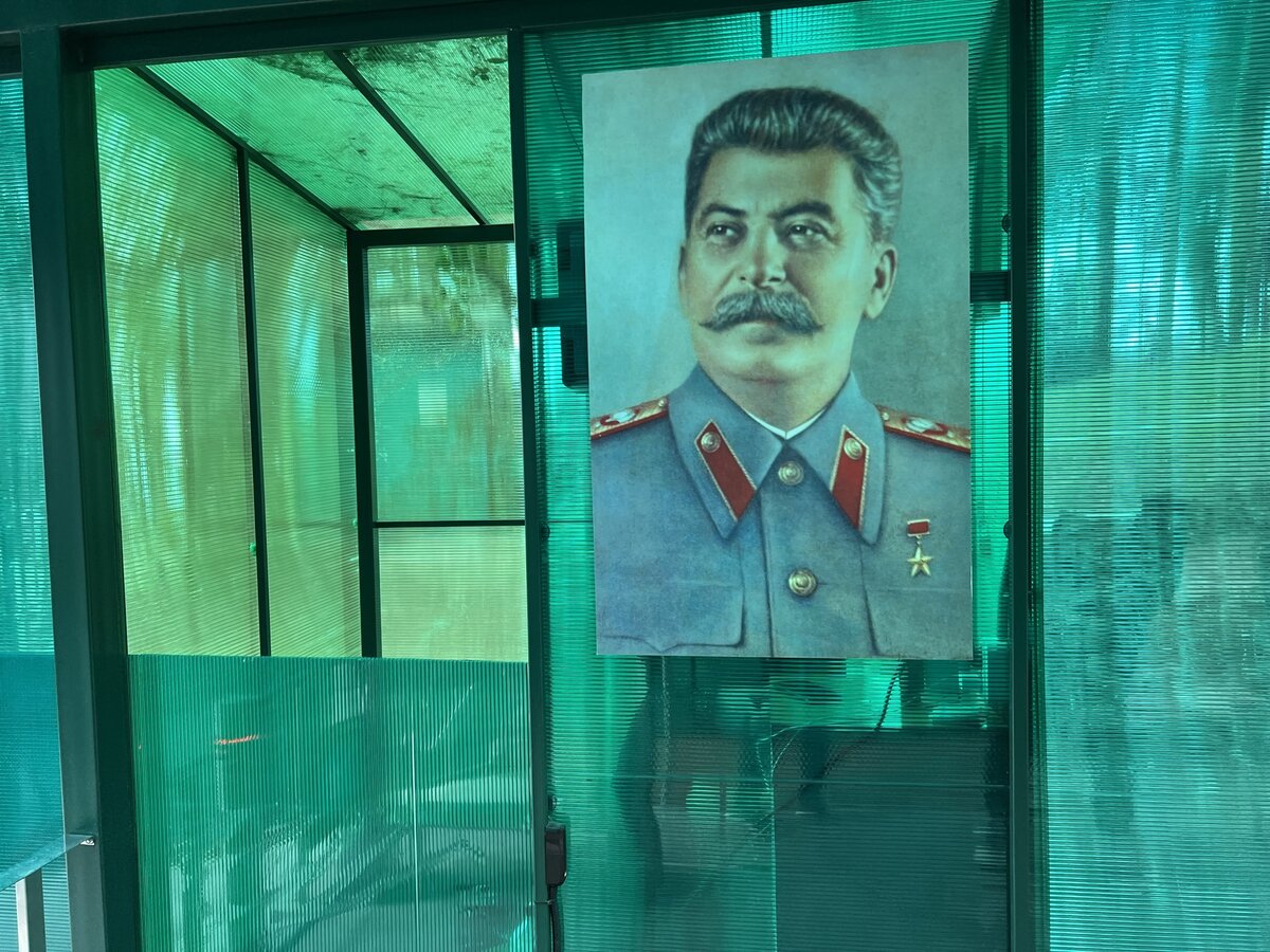 Побывали на даче Сталина в Сочи: диван из конского волоса, стекла из ...