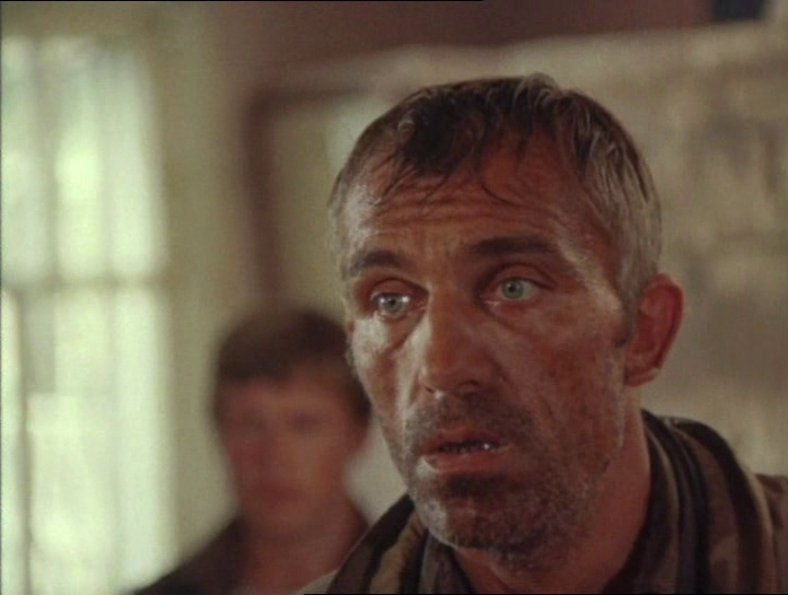 Спившийся Баландин. Кадр из фильма "Серая мышь" (1988)