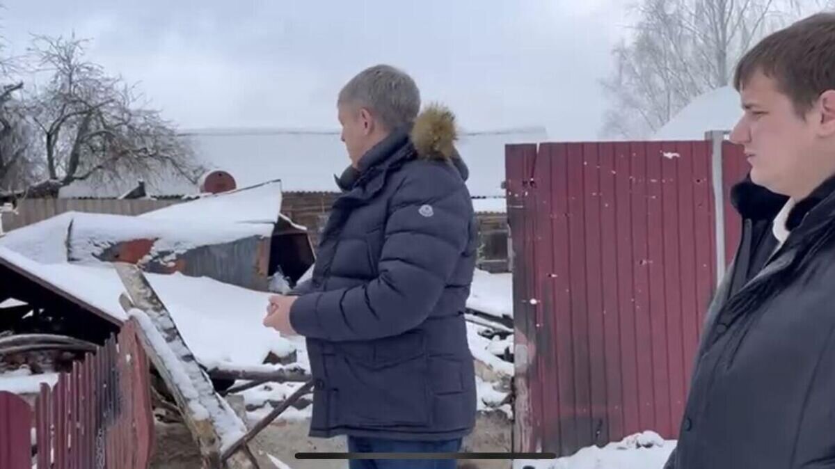    Последствия удара из гранатомета украинскими террористами по дому в Климовском районе в Брянской области© AV БогомаZ/Telegram