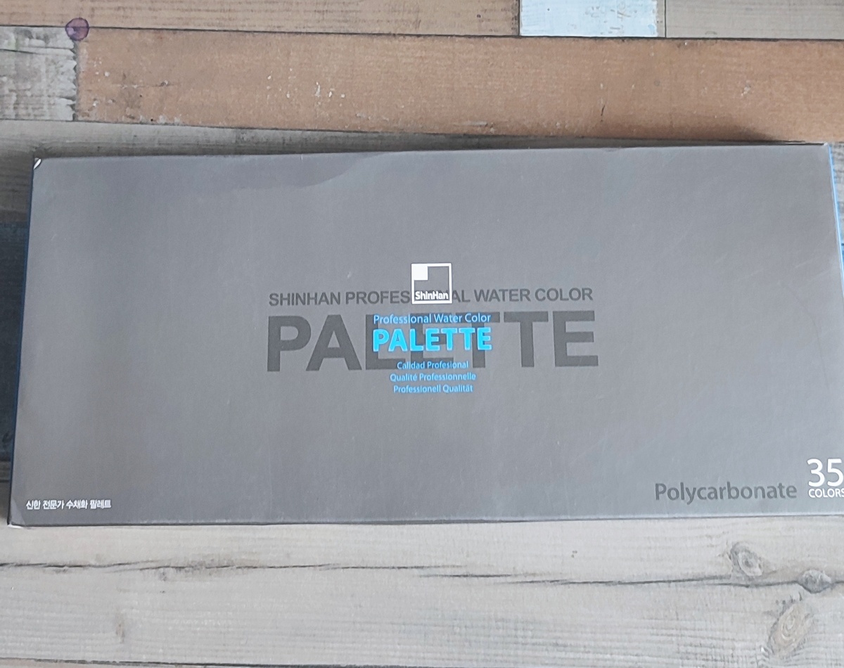 В такой коробке пришла моя палитра. Заводскую плëнку я уже сняла. 