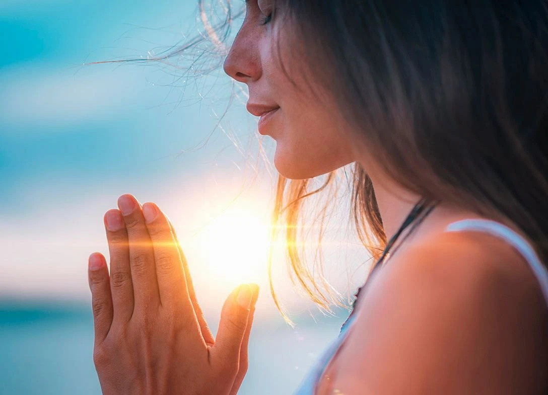 Медитация благодарности. Женщина молится. Молитва и медитация. Сложенные ладони. Медитация прощение обид