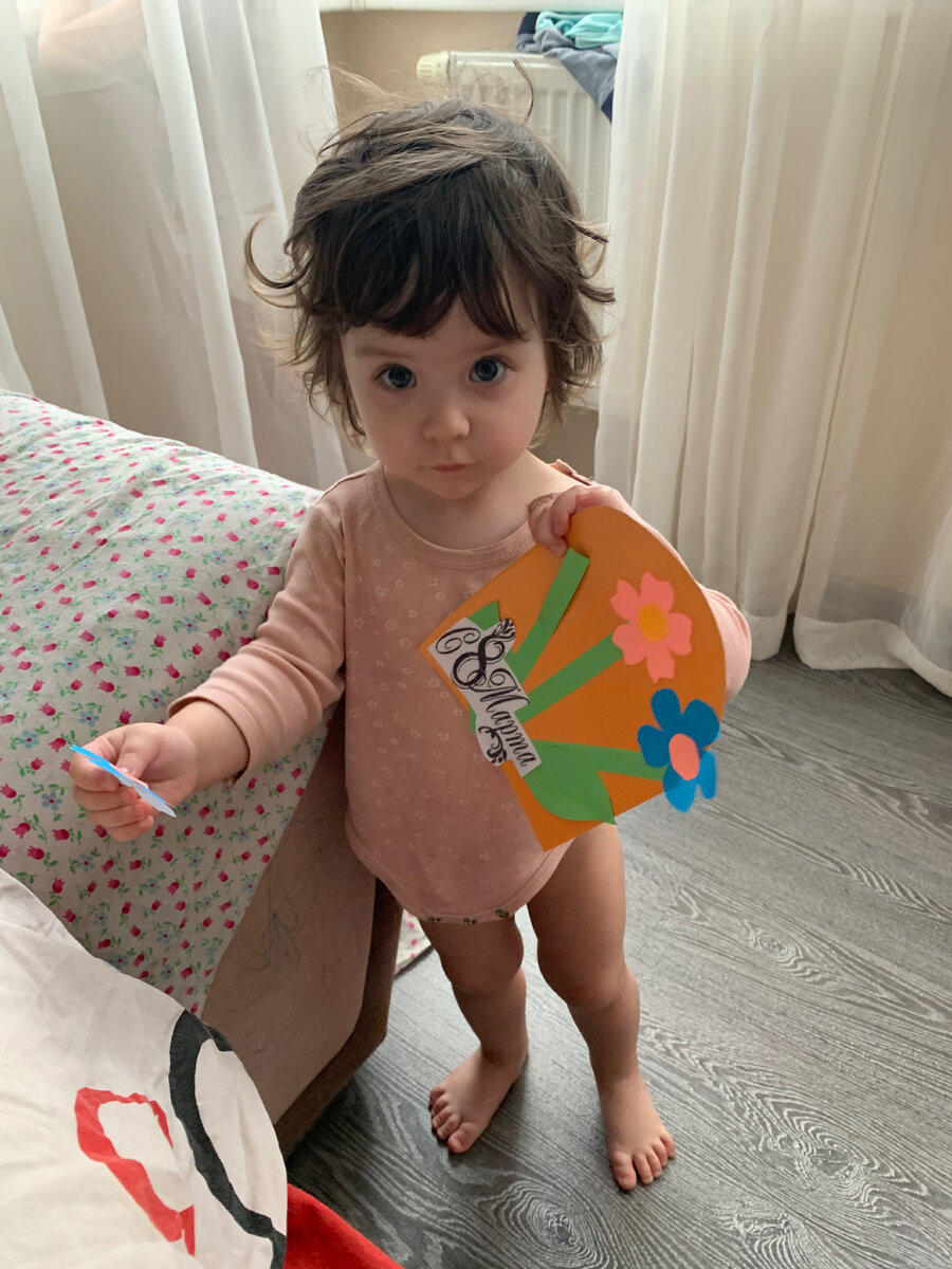 Руслан подарил Диане открытку, которую она сразу принялась разбирать на запчасти 