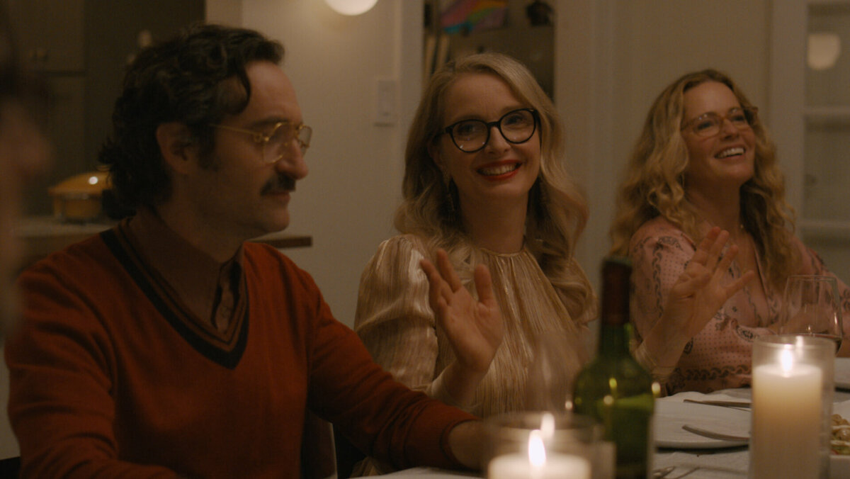 Мужчина и женщина средних лет. Софи марсо и моника белуччи фото. Женщины разных возрастов. Изабель аджани и моника белуччи и софи марсо. Подруги в баре.