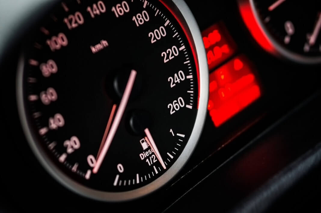 В современных автомобилях на приборной панели имеется тахометр. Многие автолюбители знают, что он показывает число оборотов коленчатого вала двигателя в секунду.