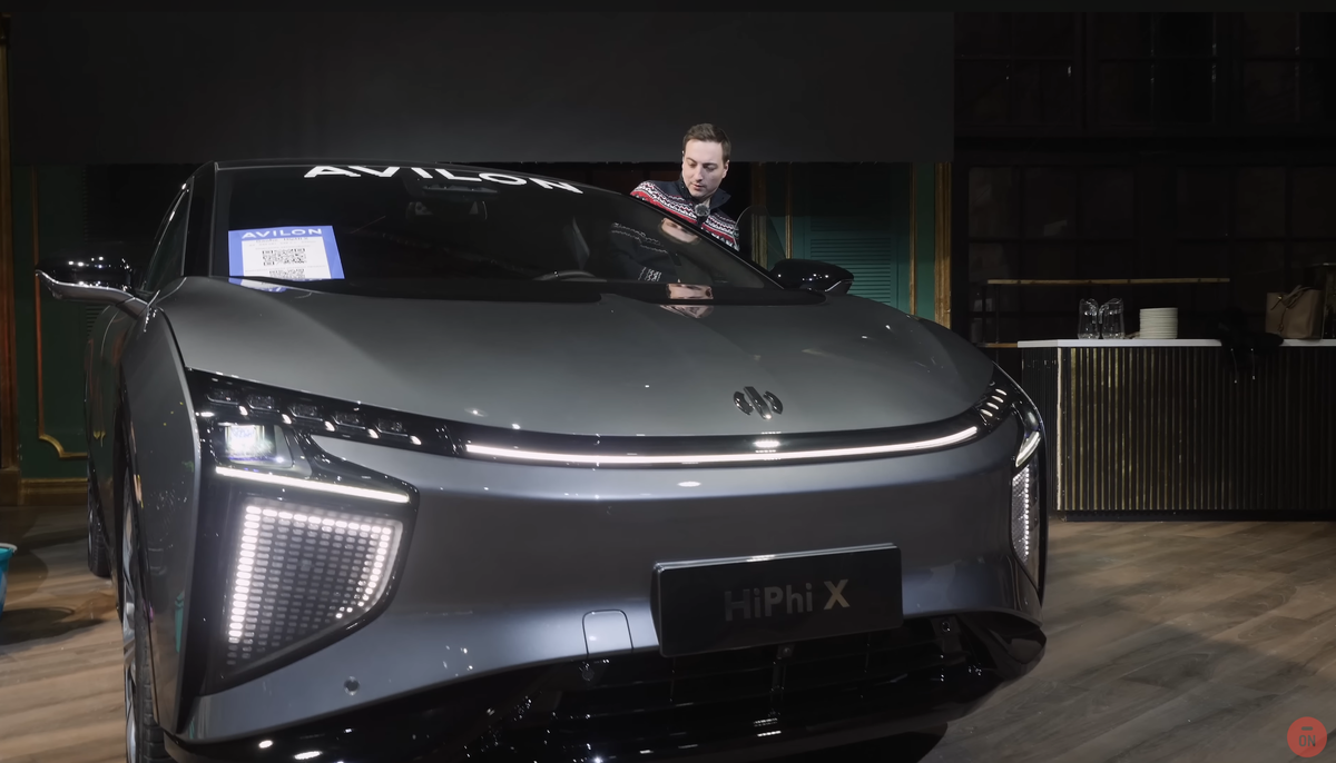 HiPhi X - это первый в мире автомобиль, который использует искусственный интеллект в качестве операционной системы. Он может самостоятельно обрабатывать данные, принимать решения и управлять системой автомобиля.