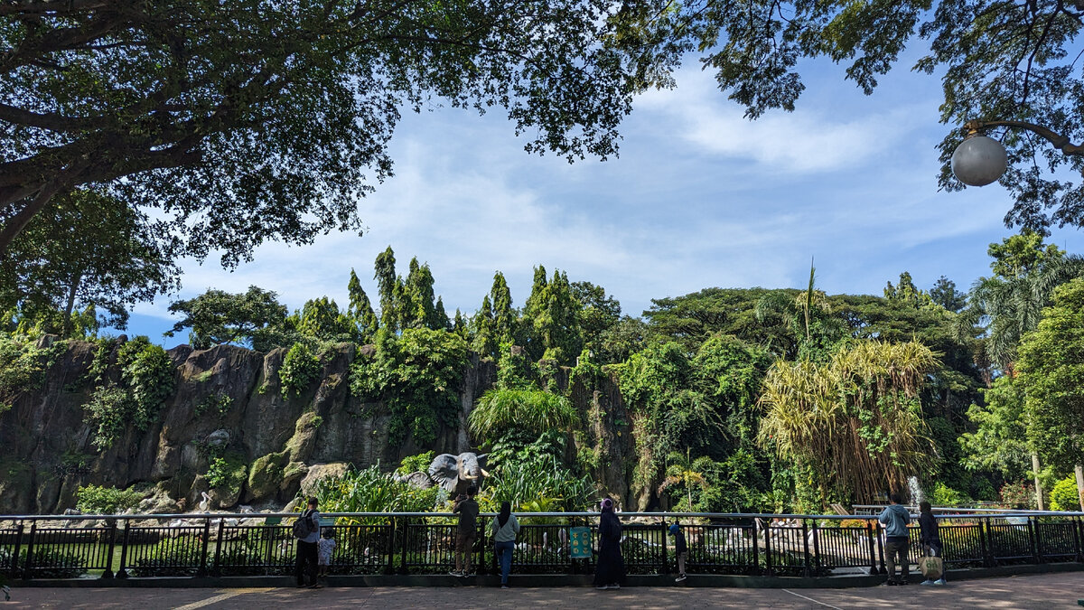 Вход в зоопарк