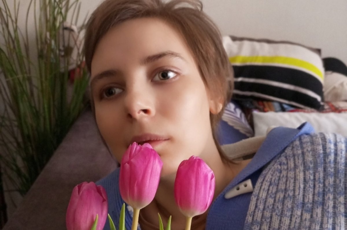    Красивая, цветущая девушка получила инвалидность.