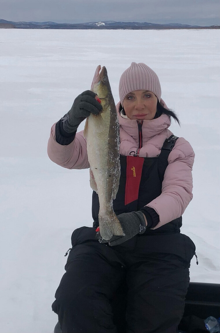    Светлана поймала огромного судака 8 марта
