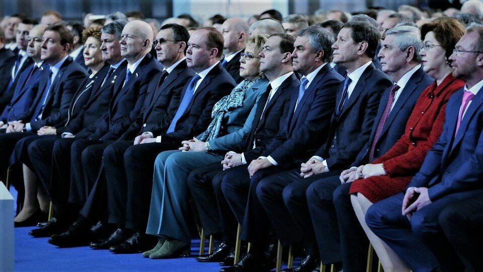 Нужно ли это России, да это просто необходимо, обязательно. Однако Путин этого не сделает т.к. тогда ему придётся начать  со своего ближайшего окружения, с друганов сидящих в первых рядах. У  нас ни одного чиновника нет, осужденного на большой, категорический срок, а значит, что к вышке и приговаривать то не кого. Заблудшие овечки.  Фото с сайта Яндекс-картинки 