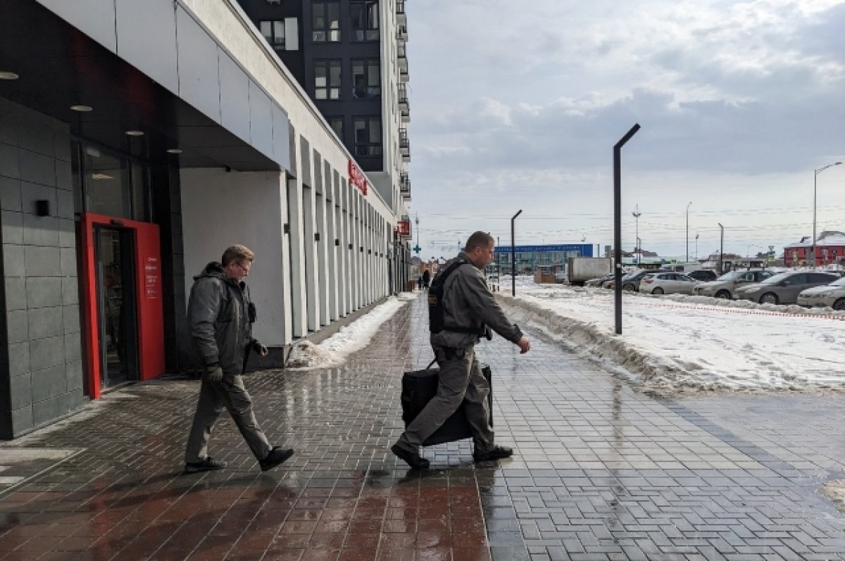    В магазине, где тюменец удерживал заложника, работают силовики