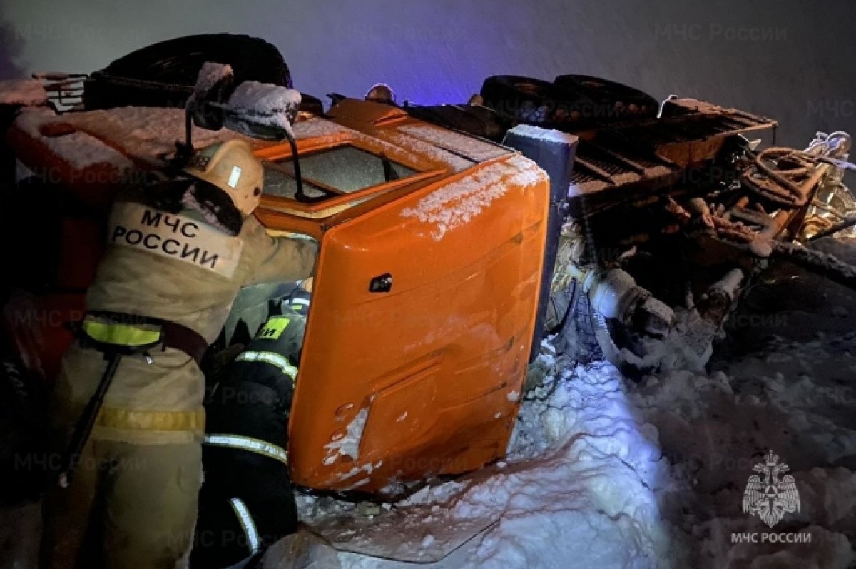    Во Владимирской области в ДТП пострадал водитель опрокинувшейся на М-7 фуры