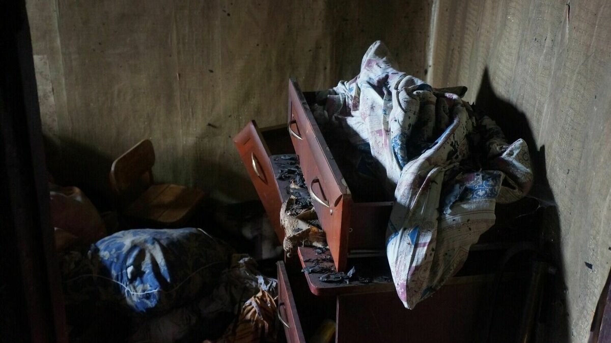     В Нижнем Новгороде дом, где жил революционер Михаил Григорьев, атакуют бездомные. Корреспондент NewsNN пообщался с собственницей одной из квартир и выяснил, почему пенсионерка много лет ждет расселения, как чуда.