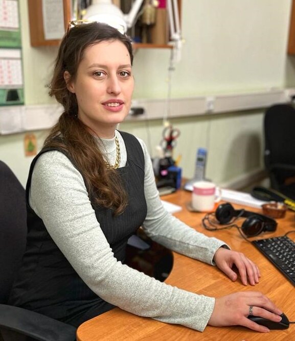 Истории девушек. Девушка в синей аляске. Истории девушек. Девушка с книгой. Истории девушек.