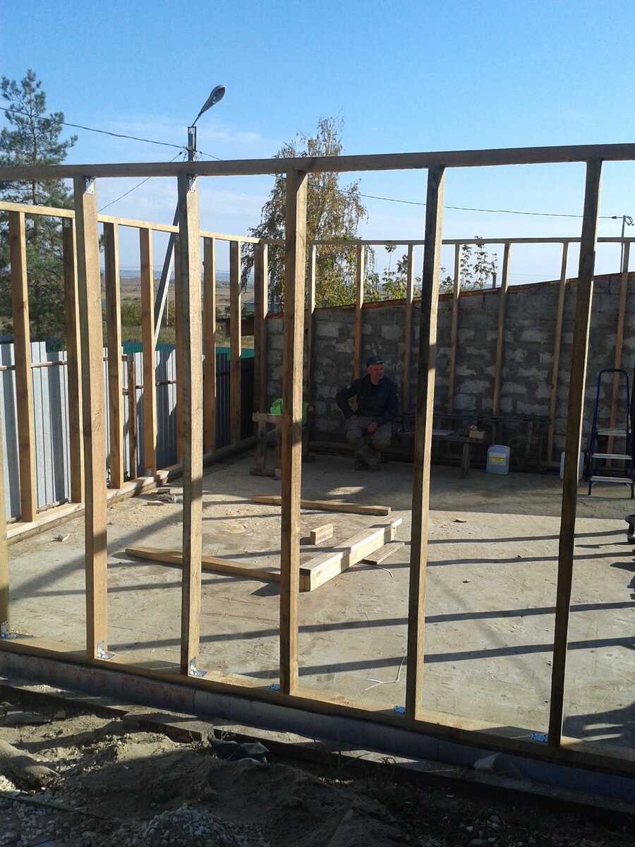 фото автора. Этот сарай от начала до конца мы построили вдвоем с мужем. Горжусь им (мужем).