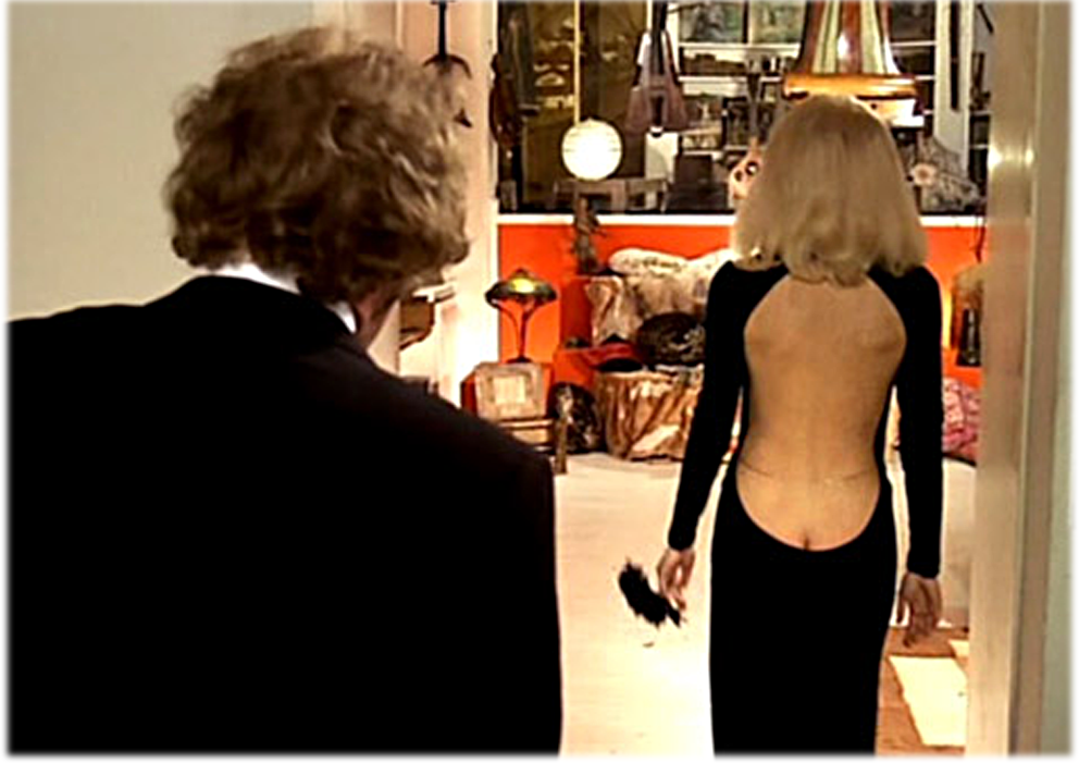 Кадр из фильма "Высокий блондин в чёрном ботинке".