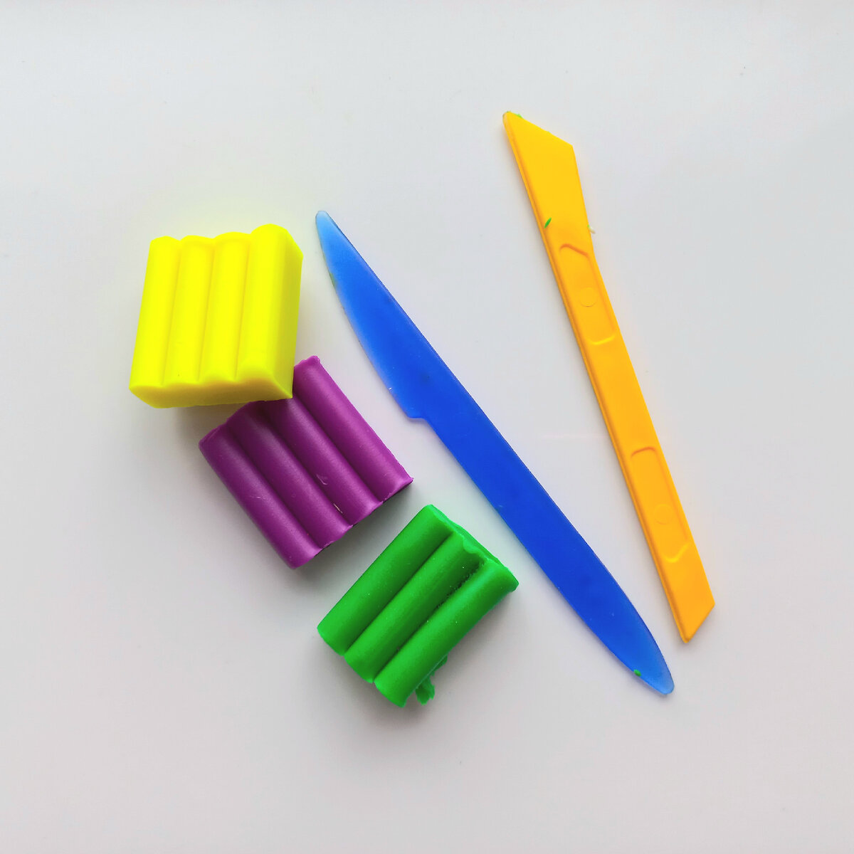 Сначала слепим одного кота вместе, а второго (и последующих ;)  самостоятельно.