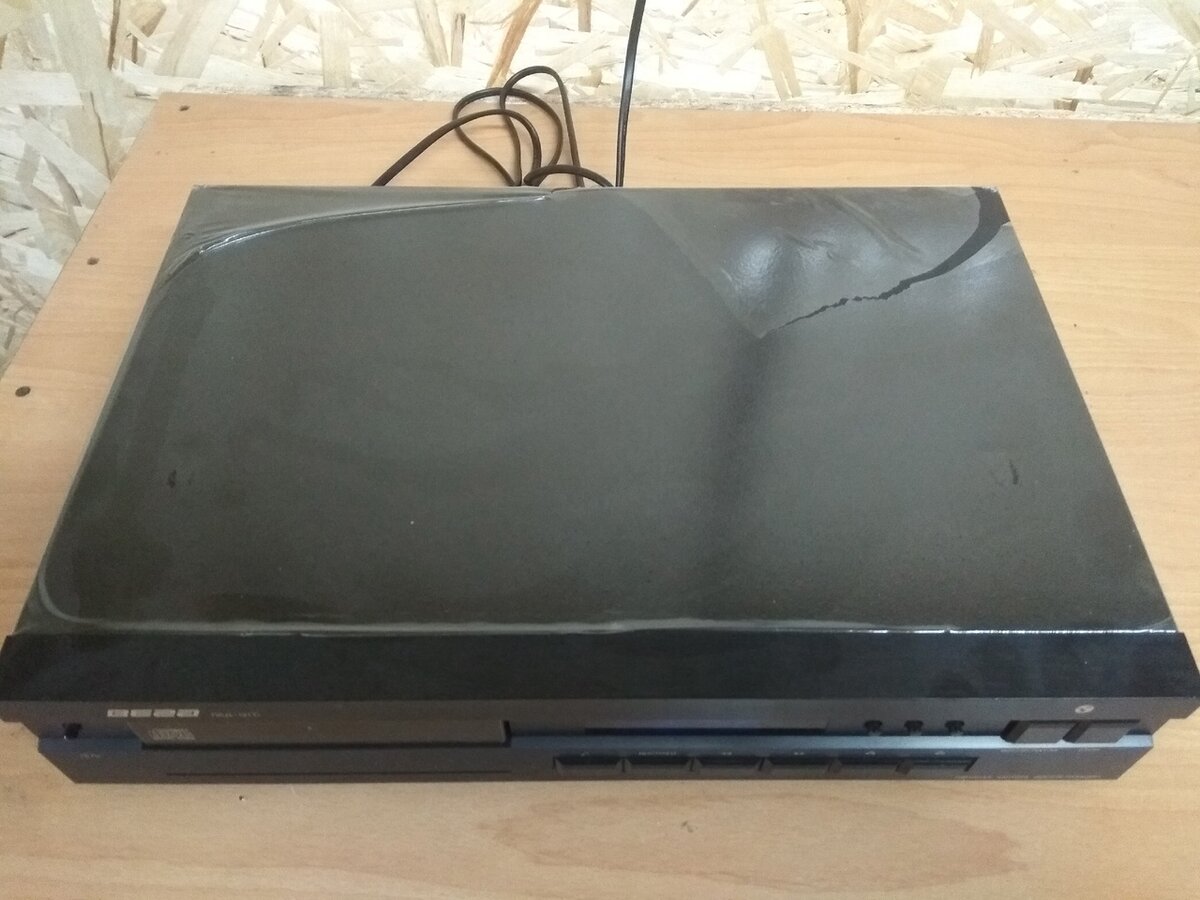 На моем аппарате сохранилась транспортировочная пленка. Сдирать я ее не спешу)