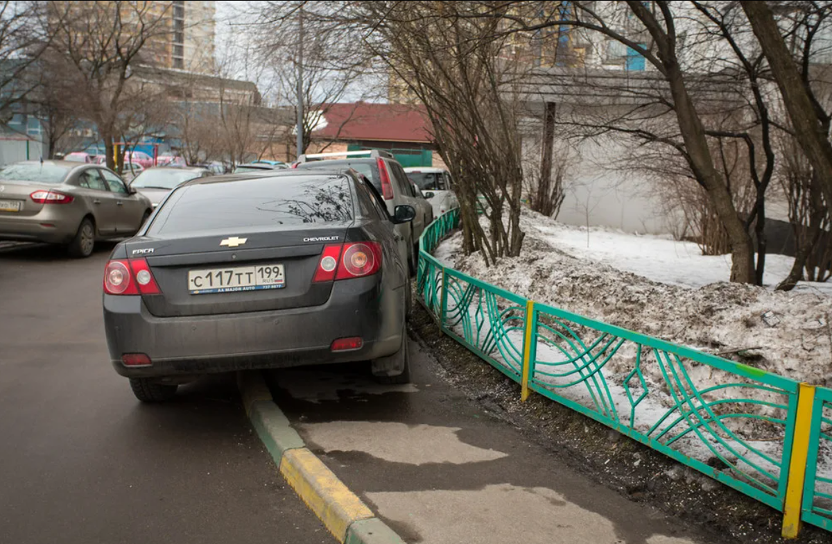 Штраф за парковку 2023. Машина на бордюре. Парковка автомобиля на тротуаре. Автомобили припаркованные на тротуарах. Машина припаркована на тротуаре.